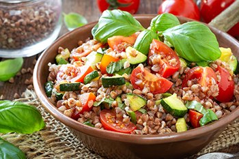Salade d'épeautre, thon et légumes du soleil