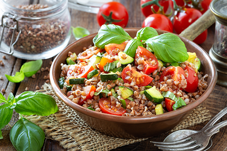 Salade d'épeautre, thon et légumes du soleil